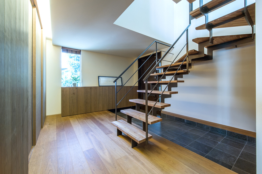 【神戸】吹き抜けのスケルトン階段が開放的な玄関