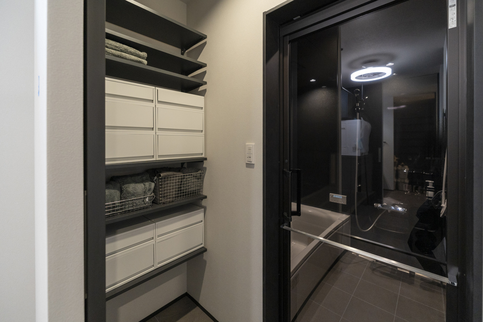 グレートーンな脱衣・浴室