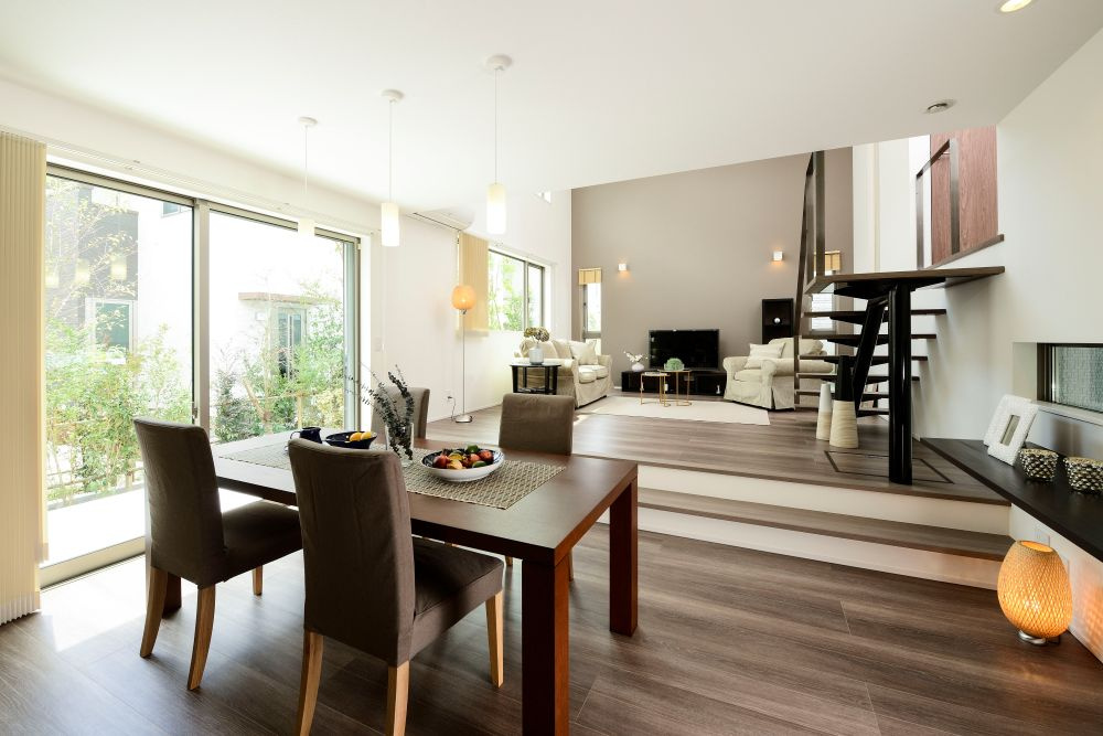 キッチンからリビング・ダイニングを眺める