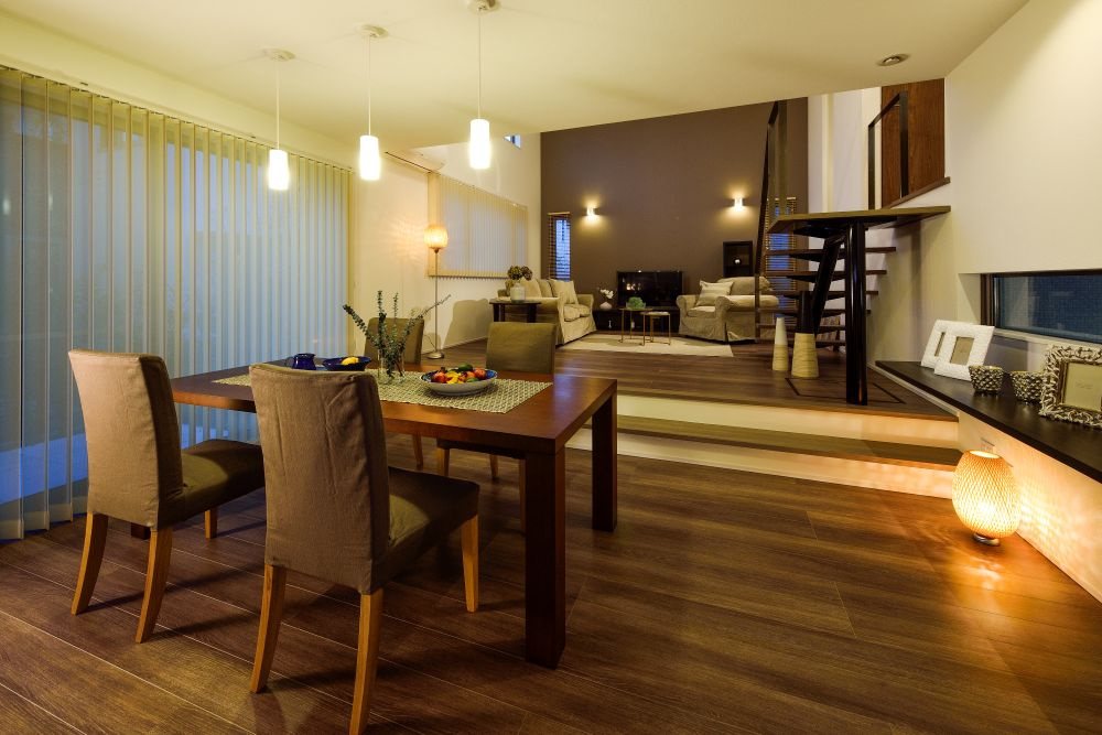 キッチンからリビング・ダイニングを眺める（夕暮れ）