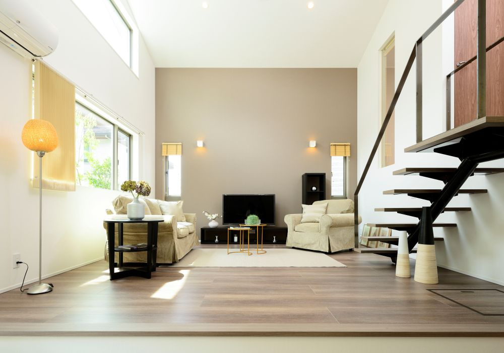 ダイニングからリビングを眺める（４ｍ超えの天井）