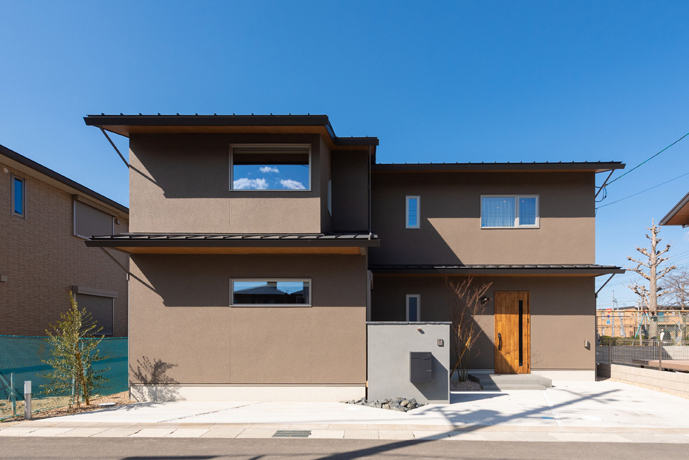 吹抜けからの光が心地よい、木のぬくもりを感じる住まい｜吹抜け×リビング階段