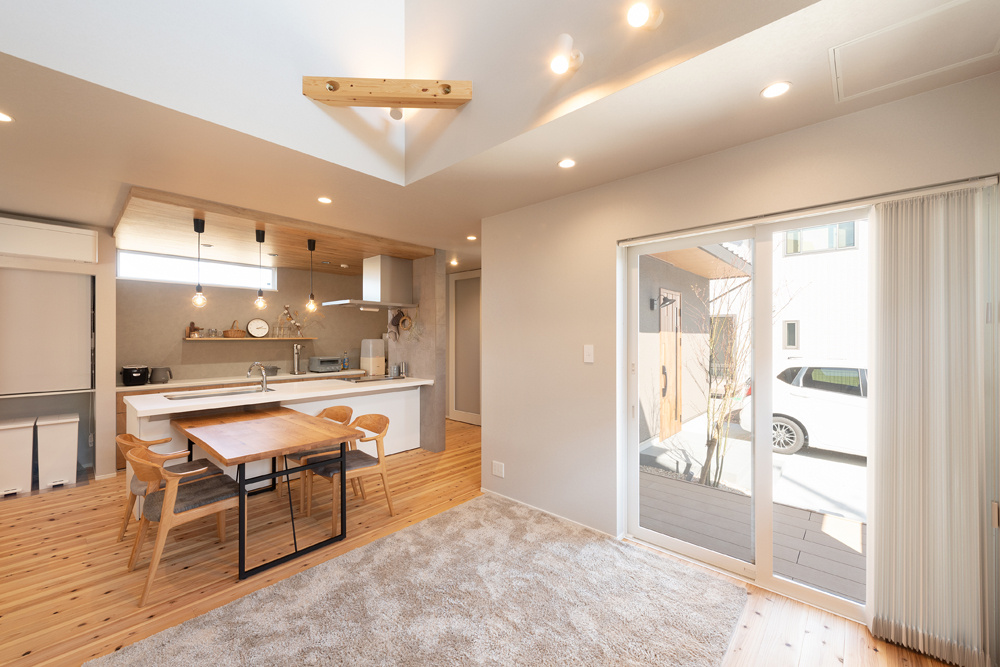 吹抜けからの光が心地よい、木のぬくもりを感じる住まい｜吹抜け×リビング階段