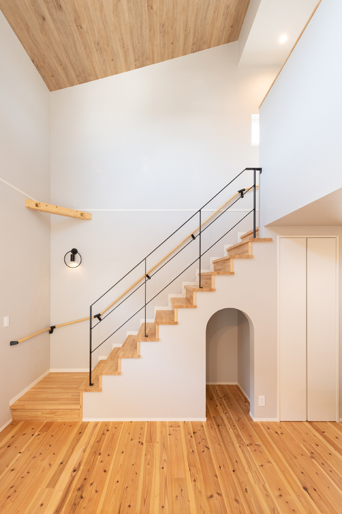吹抜けからの光が心地よい、木のぬくもりを感じる住まい｜吹抜け×リビング階段