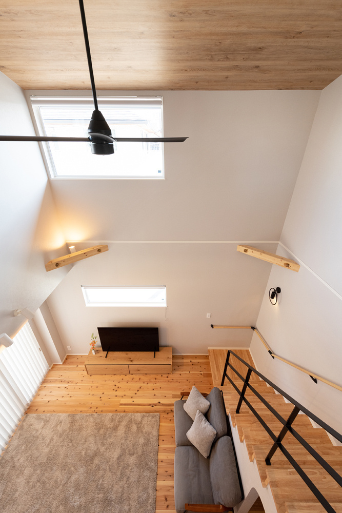 吹抜けからの光が心地よい、木のぬくもりを感じる住まい｜吹抜け×リビング階段