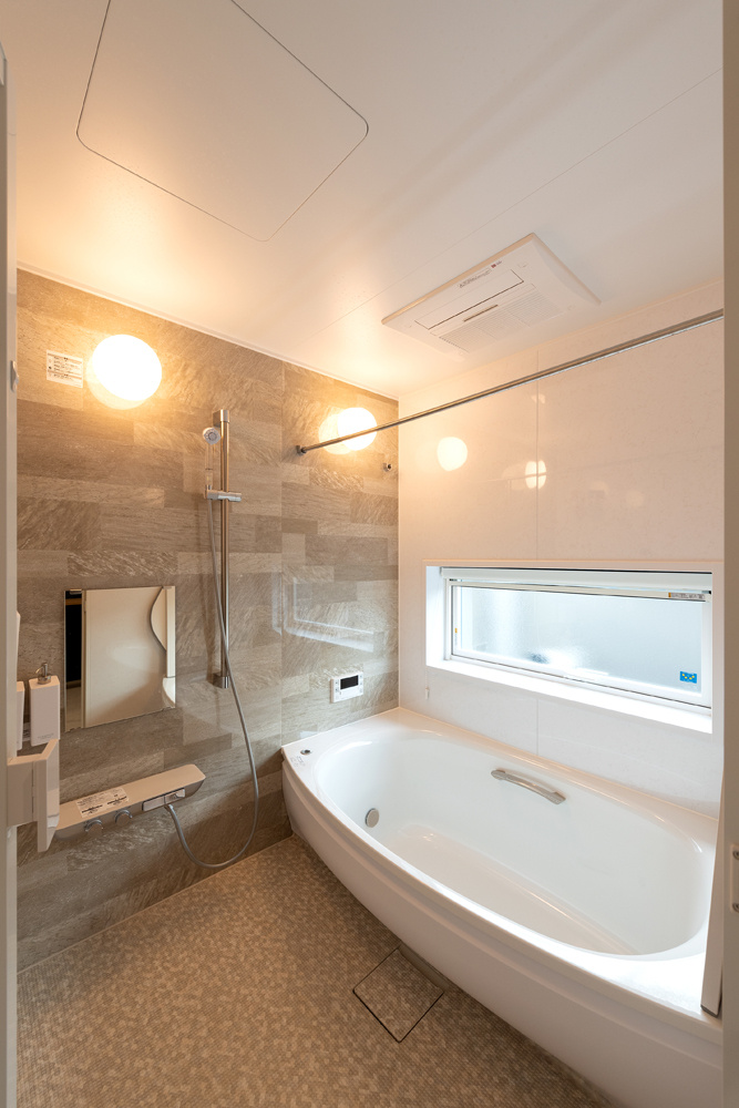 角地に建つシンプルモダンな外観、本物の木と思いのいっぱい詰まった家