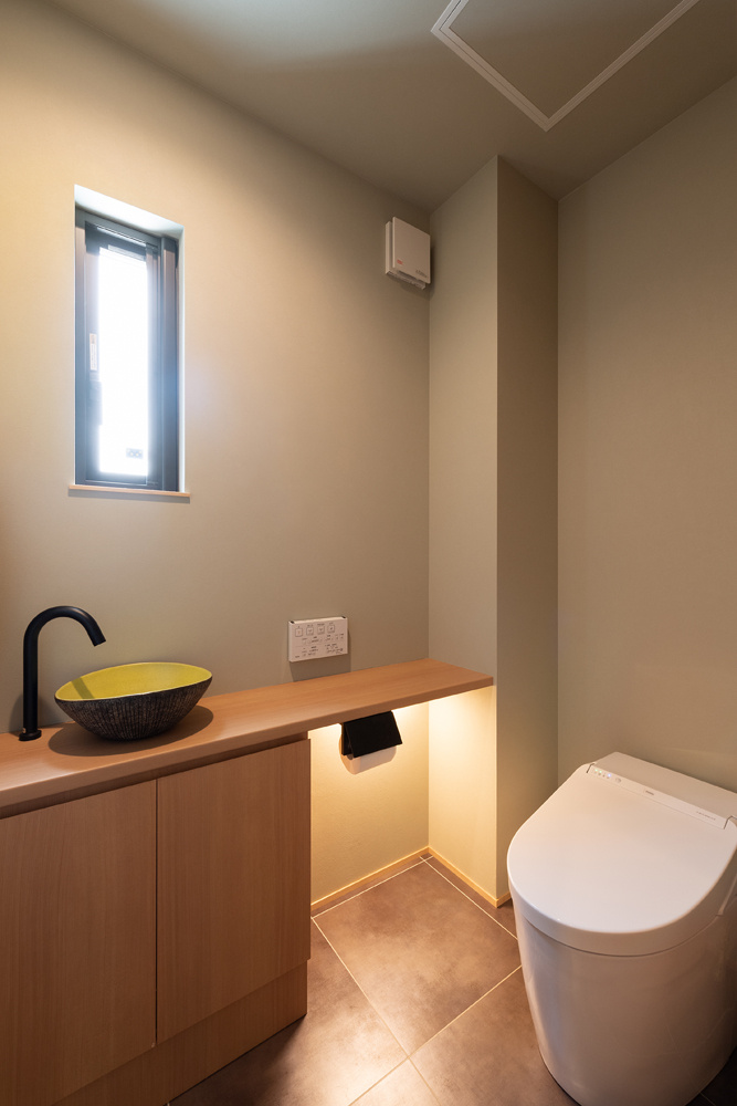 角地に建つシンプルモダンな外観、本物の木と思いのいっぱい詰まった家