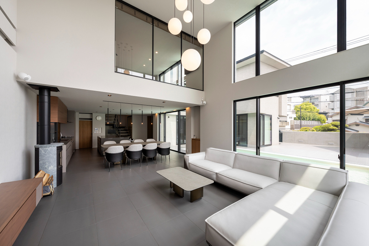 やわらかな光と風が包む吹き抜けリビング