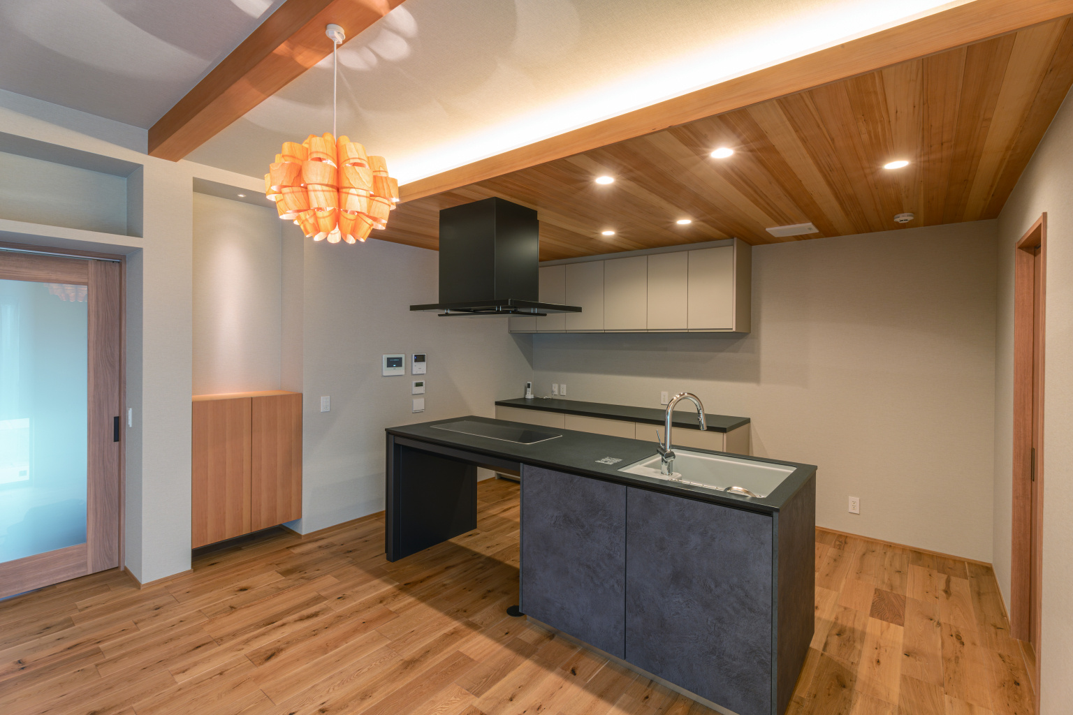 黒×木調のキッチン