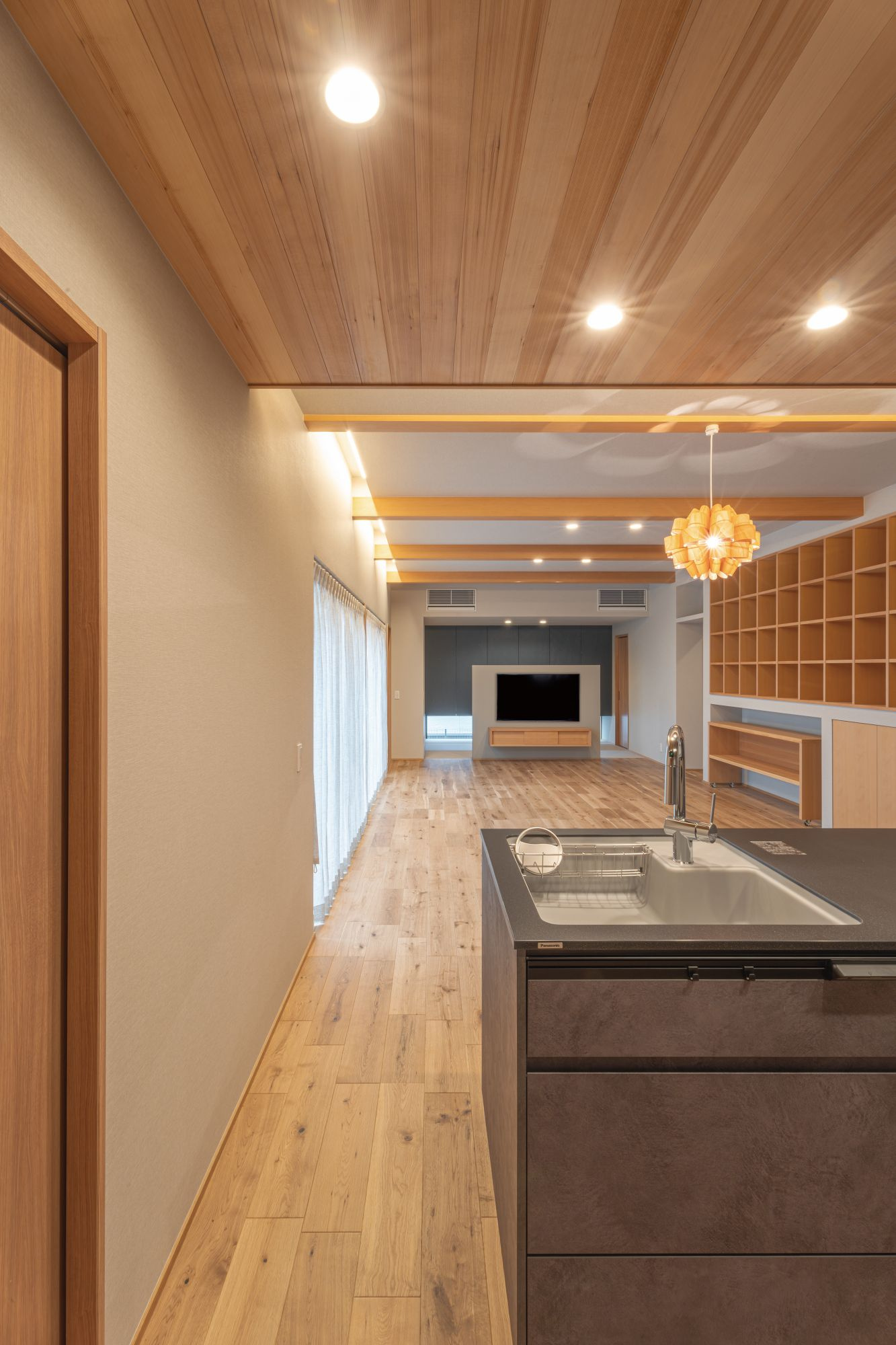 窓際天井の間接照明があたたかい雰囲気を出してくれる