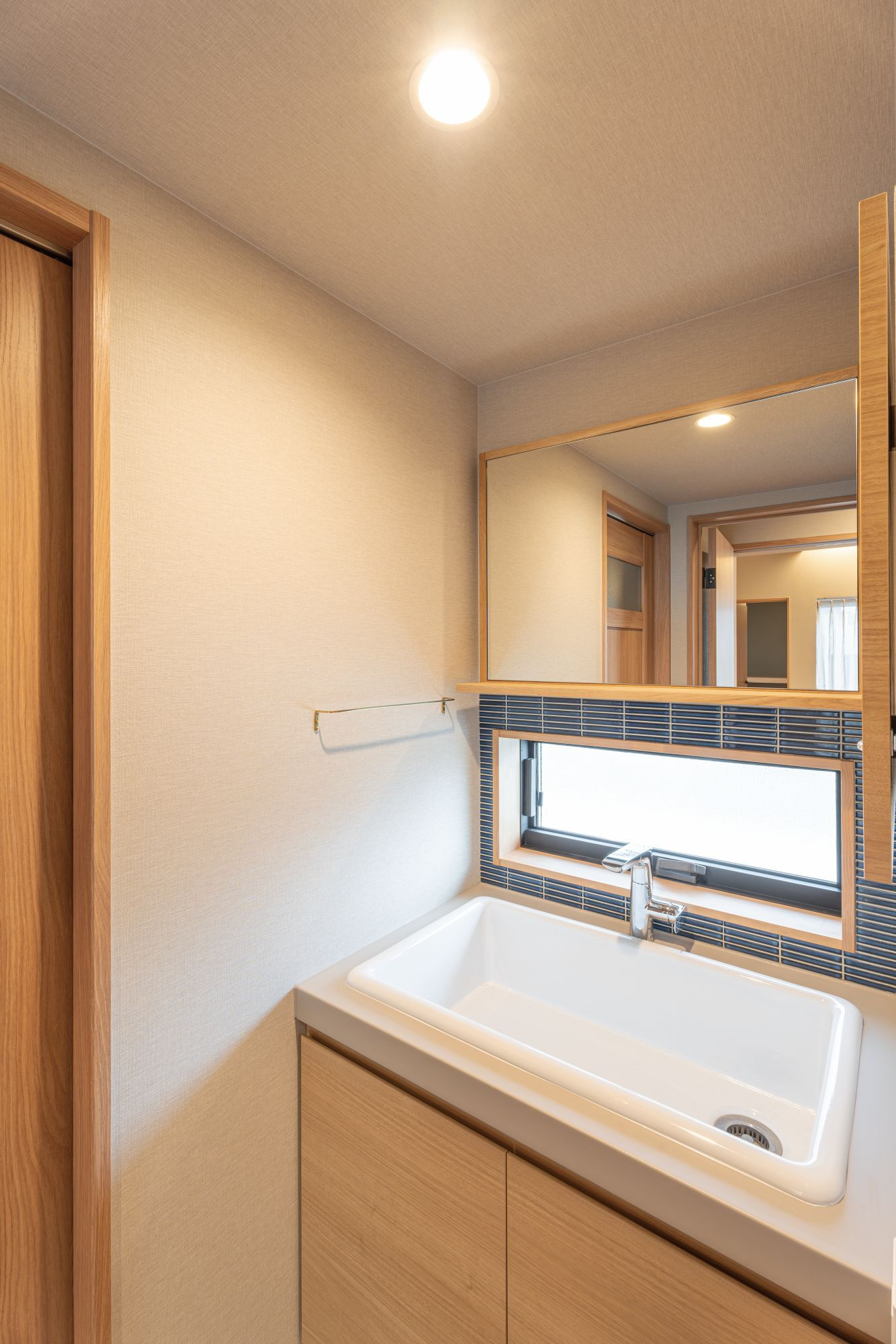 青いタイルの洗面化粧台