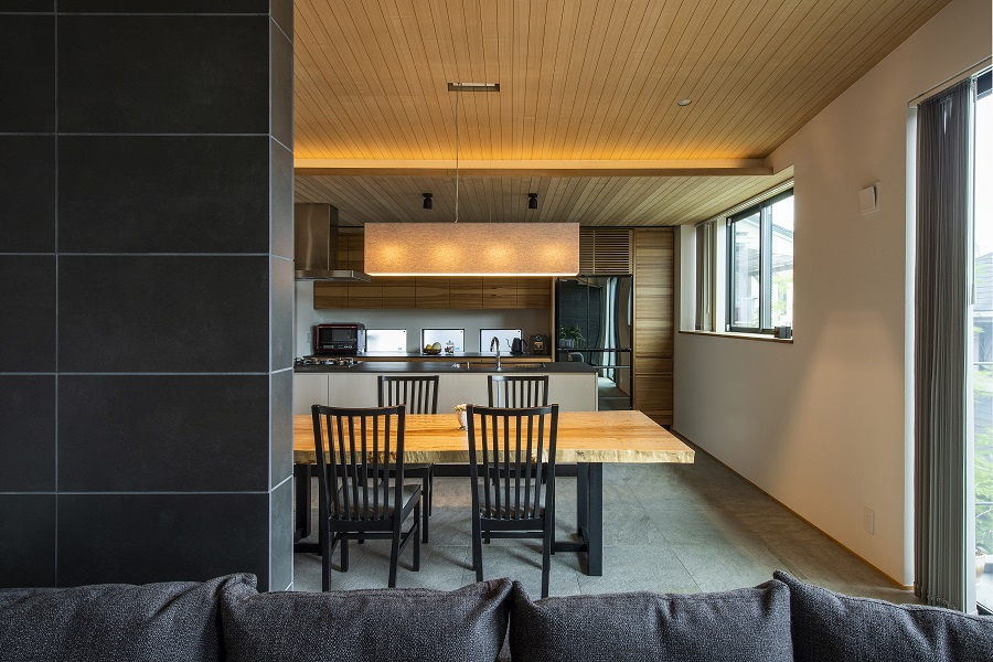 【神戸】天井の木張り、床のタイルなど素材のミックスが心地良いLDK