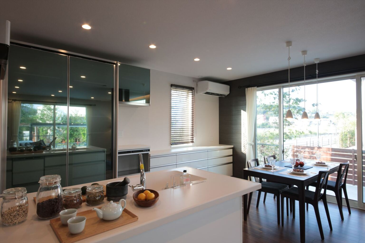 ダイニングからテラスを眺める