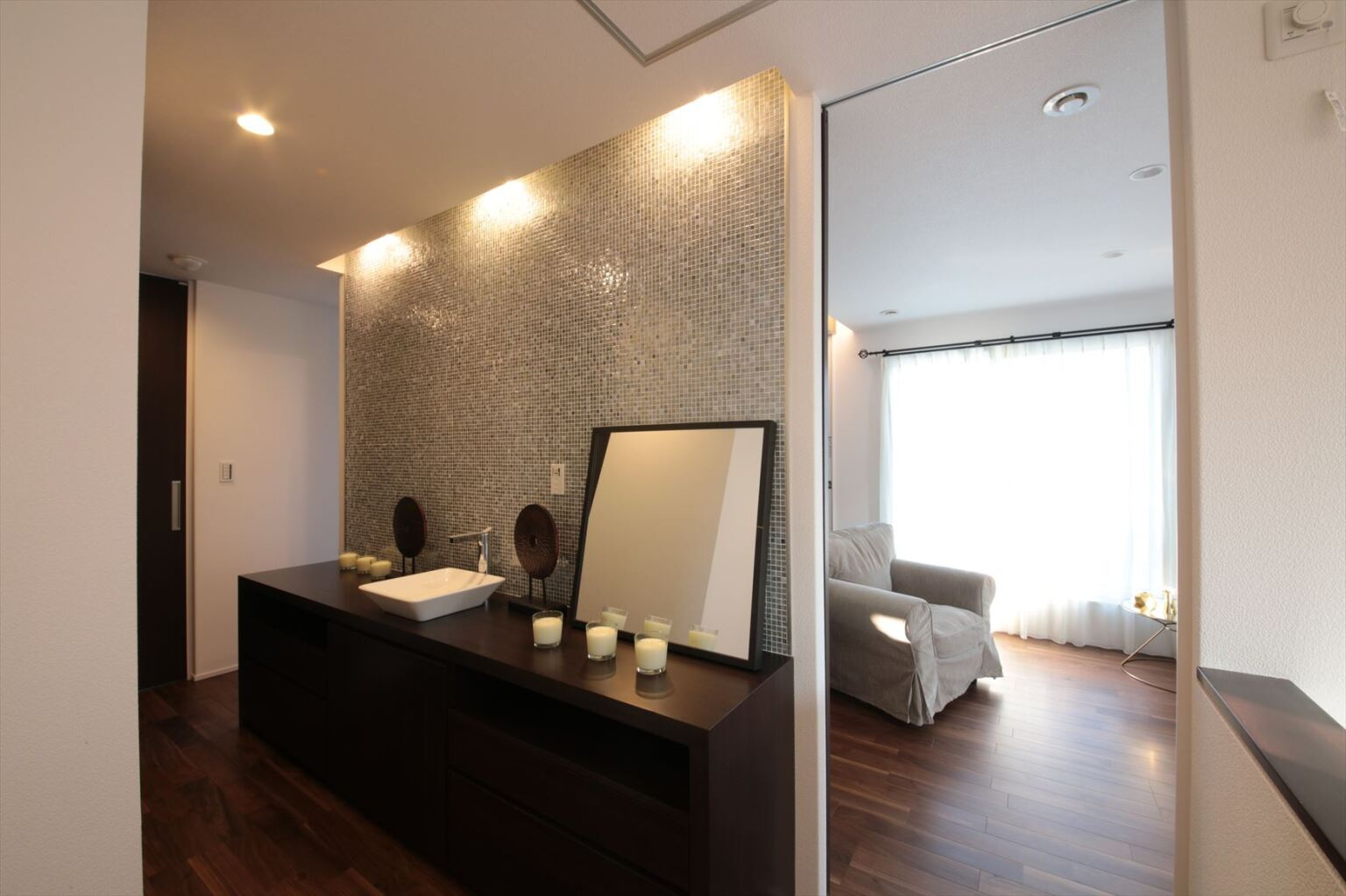 主寝室に隣接したパウダールーム