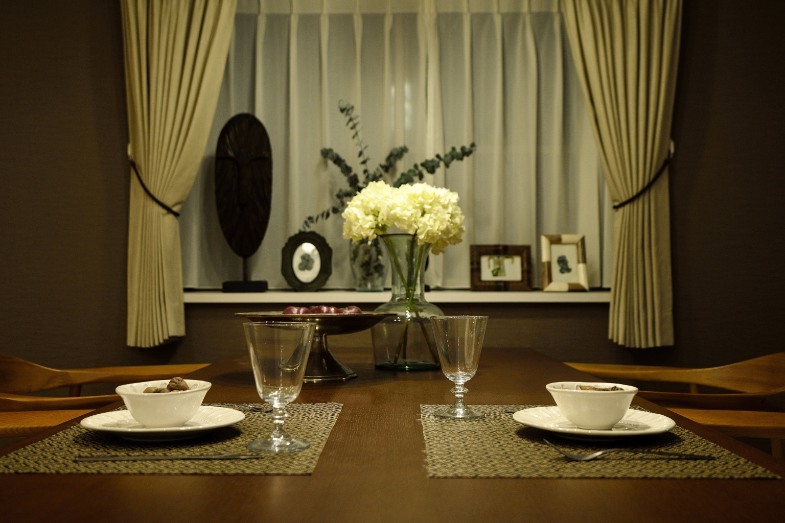 夜は落ち着きのある雰囲気に