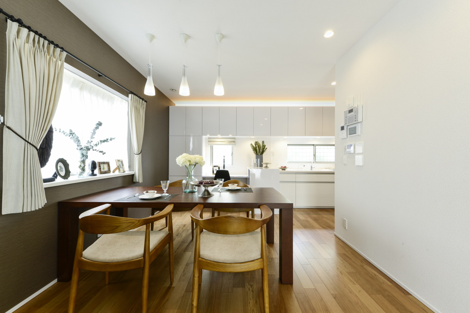 光が注ぐダイニング・キッチン