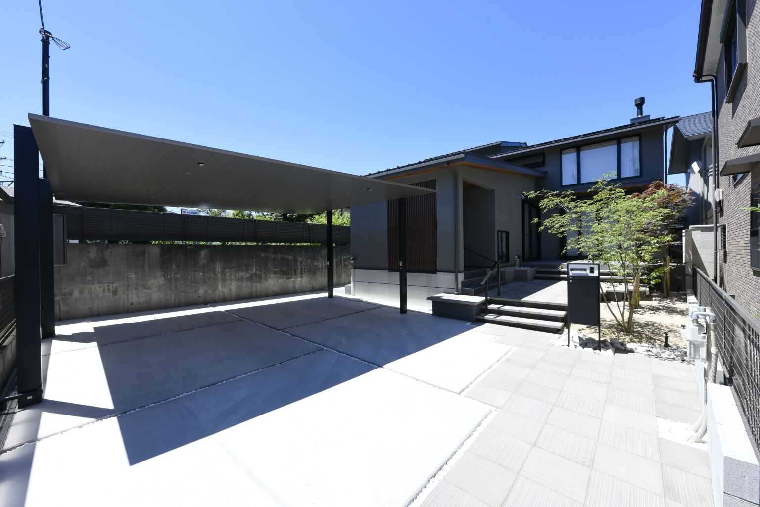 平屋的なプロポーションで中庭を囲むおしゃれな外観