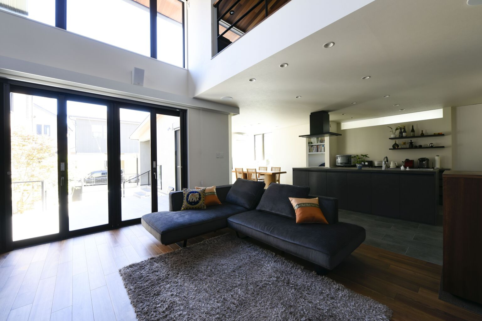 平屋暮らしを楽しむ光と風の吹抜けリビング