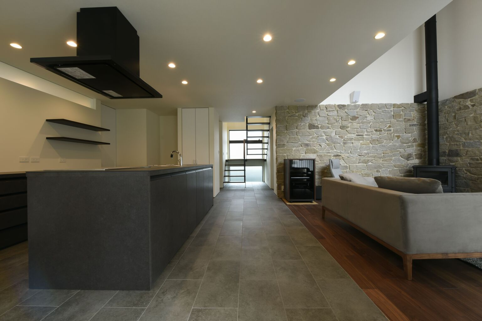 自然石・無垢材・タイルなど素材にこだわったおしゃれなリビングとキッチンスペース