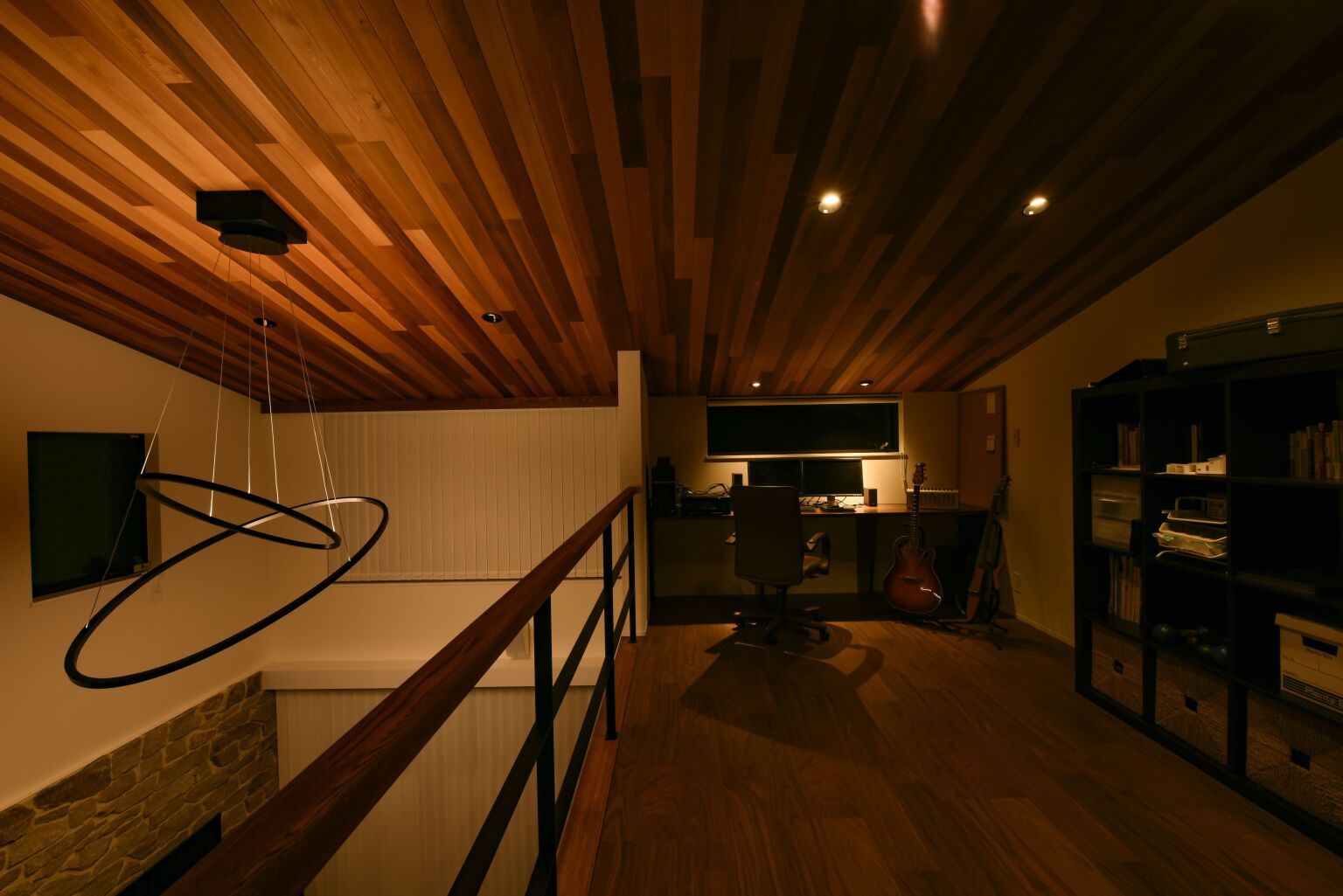 夜ともなれば大人の趣味空間　おしゃれなリビング照明が際立つ