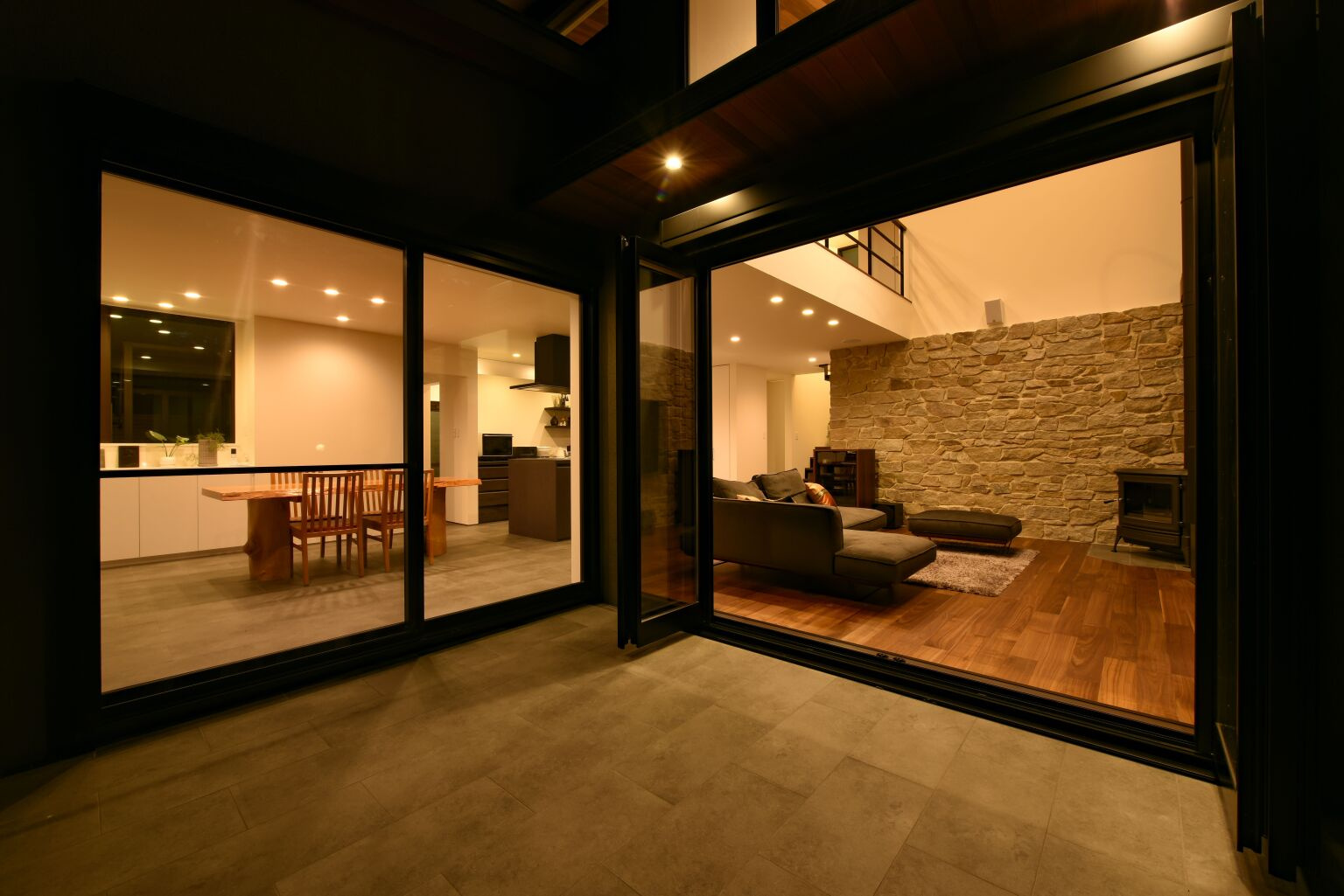 シックな雰囲気の照明で落ち着いた平屋暮らしを楽しむリビング