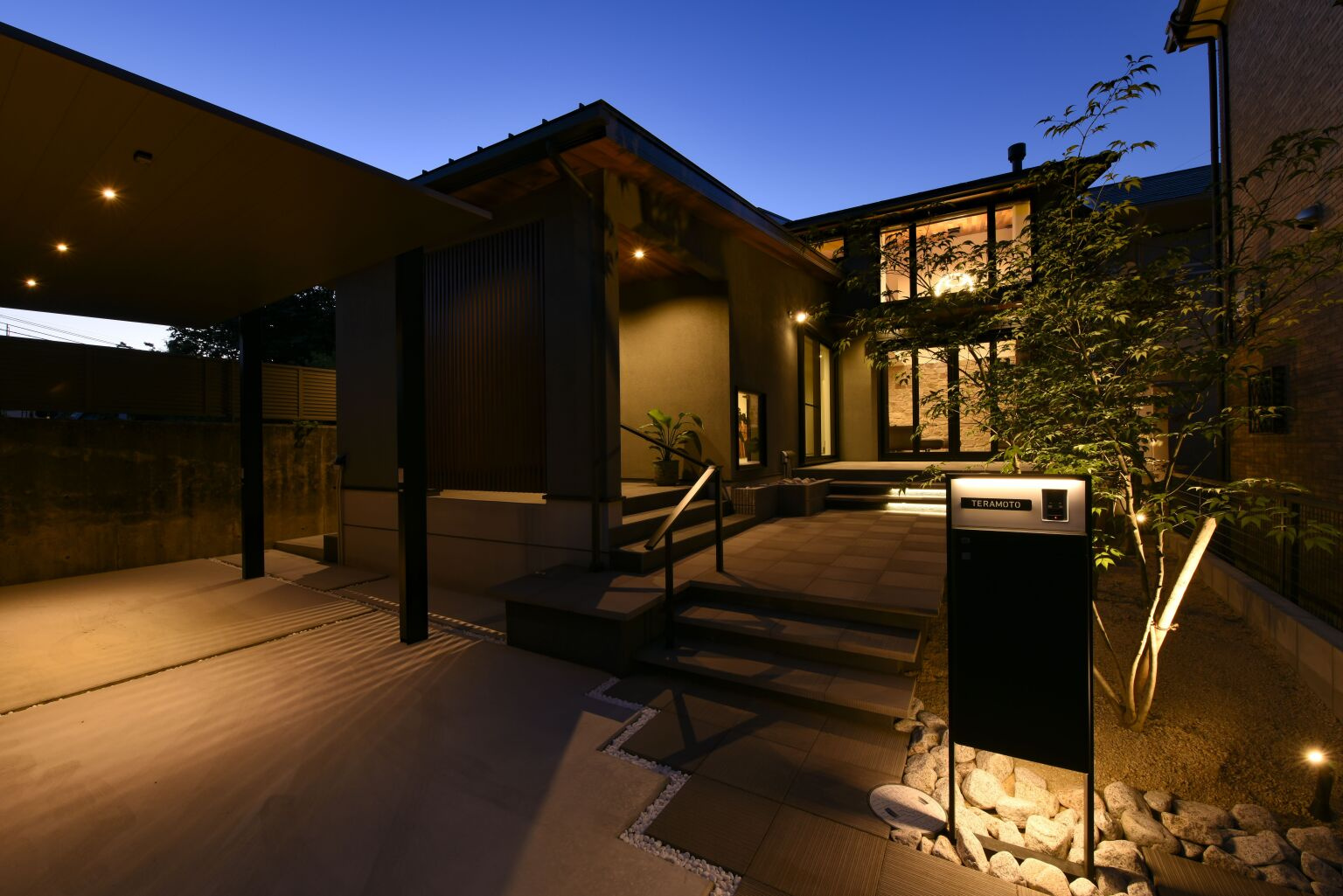 平屋的なプロポーションで中庭を囲むおしゃれな外観