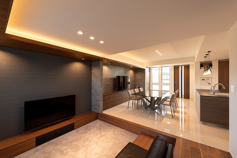 住宅街に佇む中庭から光と風がそそぐホテルライクな家｜重量木骨×ビルトインガレージ