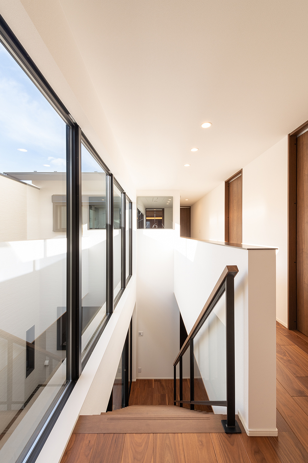 住宅街に佇む中庭から光と風がそそぐホテルライクな家｜重量木骨×ビルトインガレージ