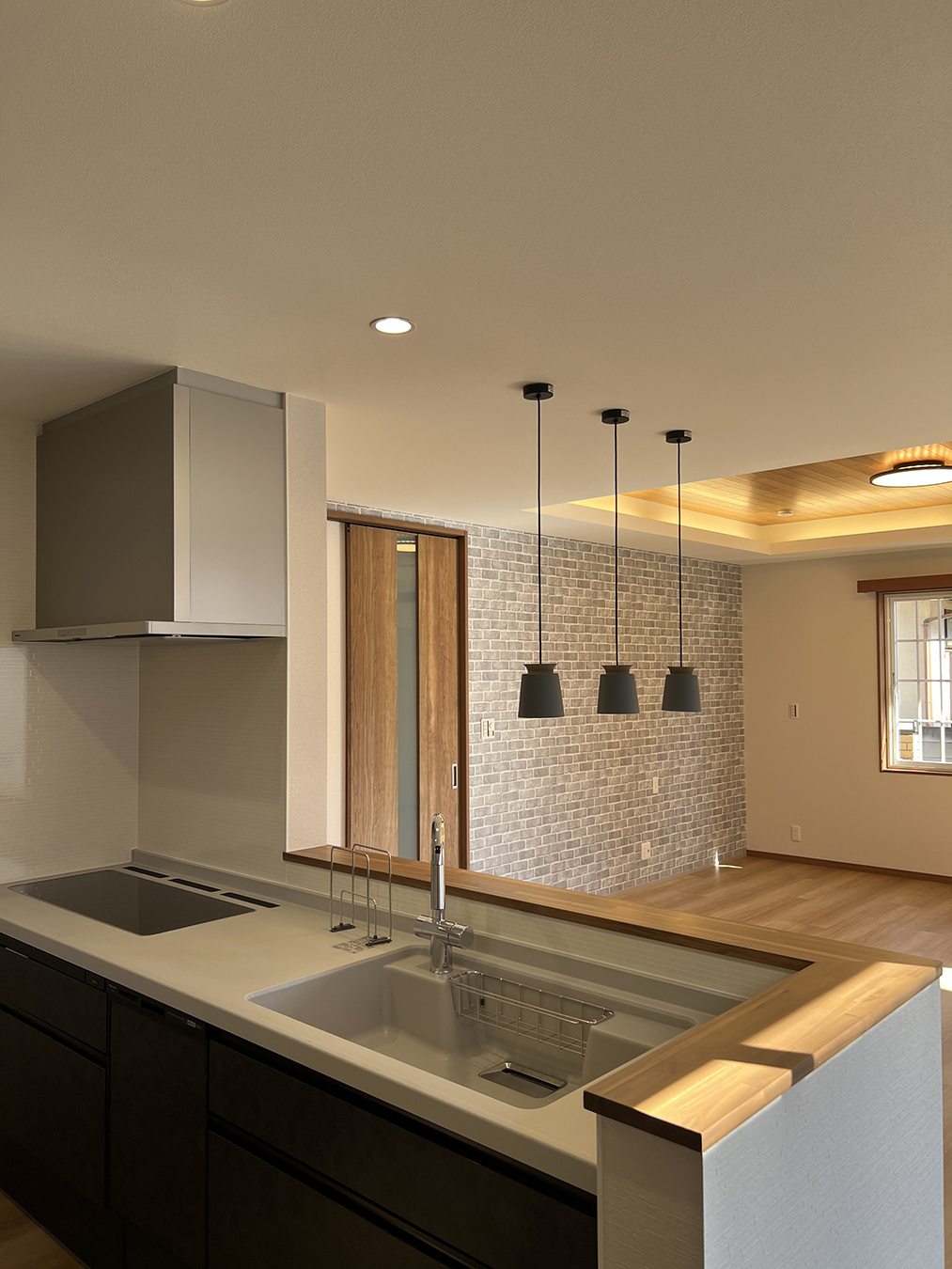 空間全体を見渡せる対面キッチン