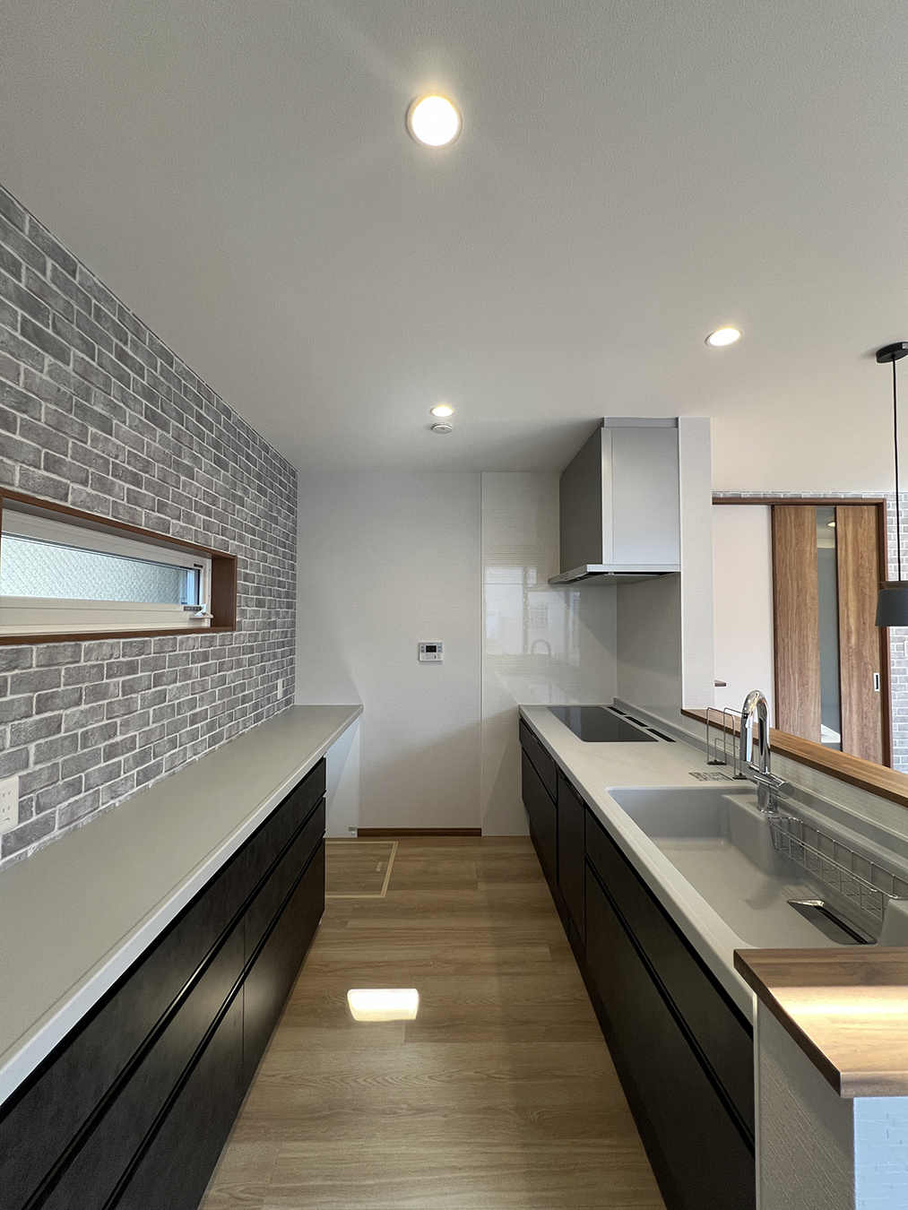 ロータイプのカップボードですっきりとしたキッチン