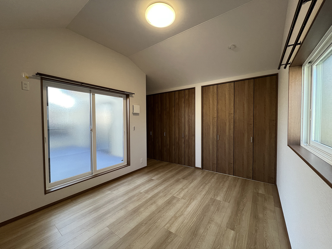 バルコニーにつながる洋室