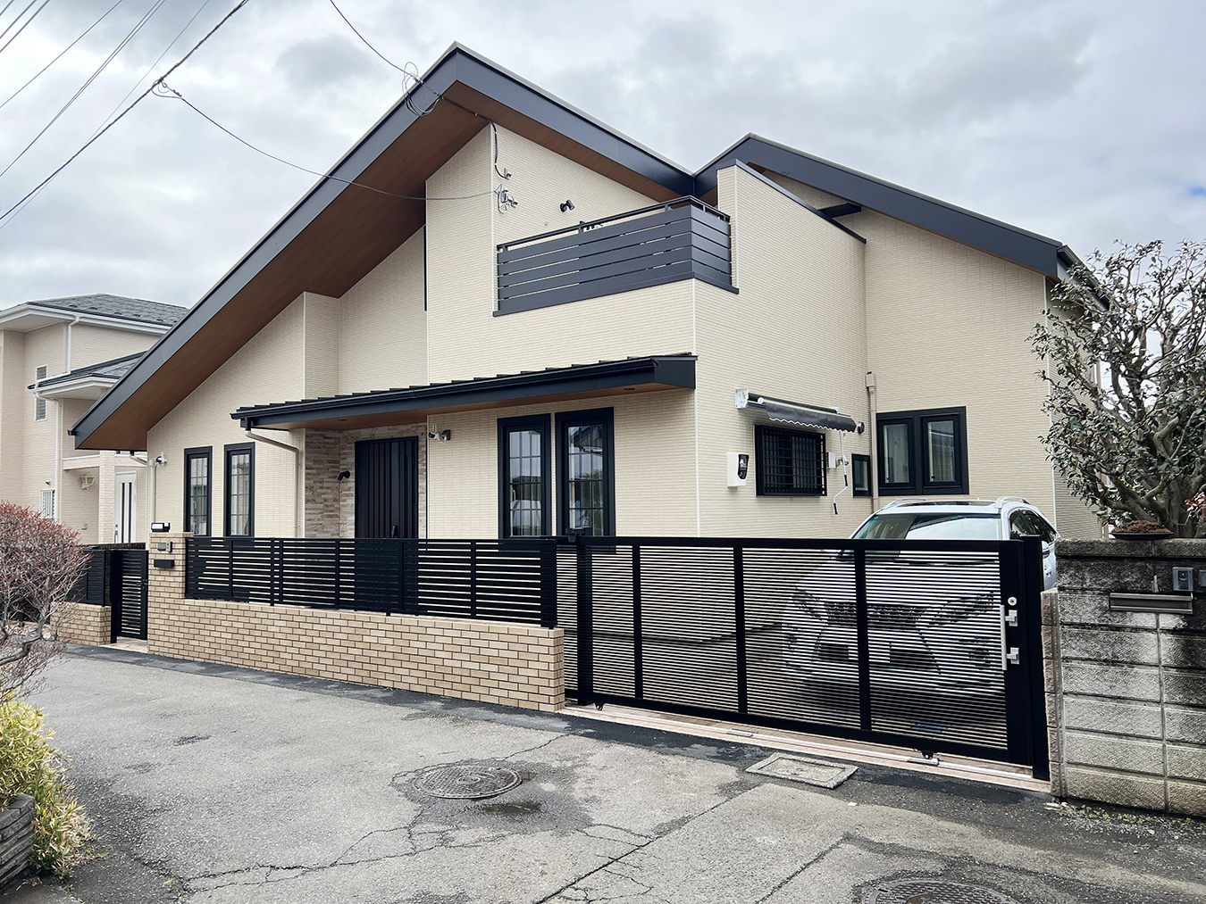 淡いベージュと黒を組み合わせた、上質で落ち着きのある外観デザイン