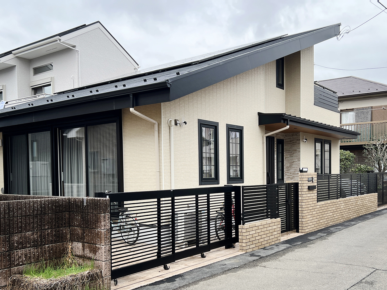 クローズド外構で防犯性の向上と重厚感のある佇まいに