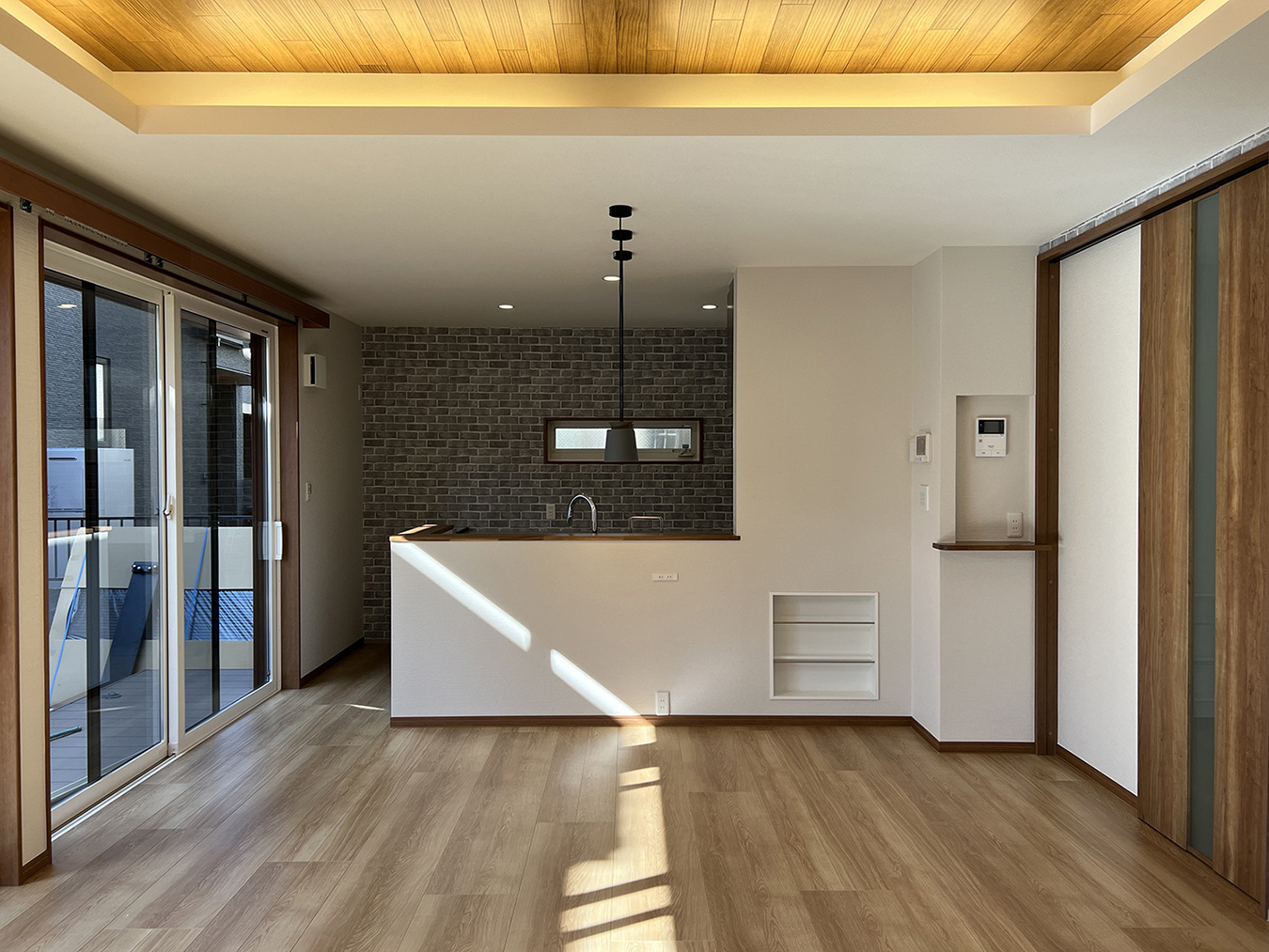 大きなガラス戸から自然光がたっぷり入るLDK