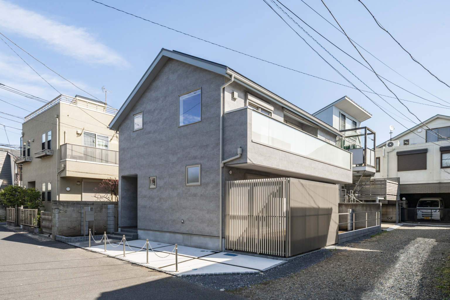 シンプルな切妻形状の屋根の外観