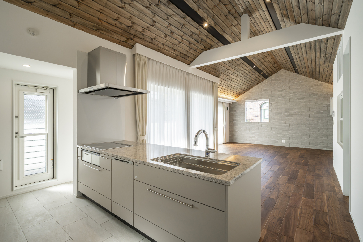 ペニンシュラ型の対面キッチン