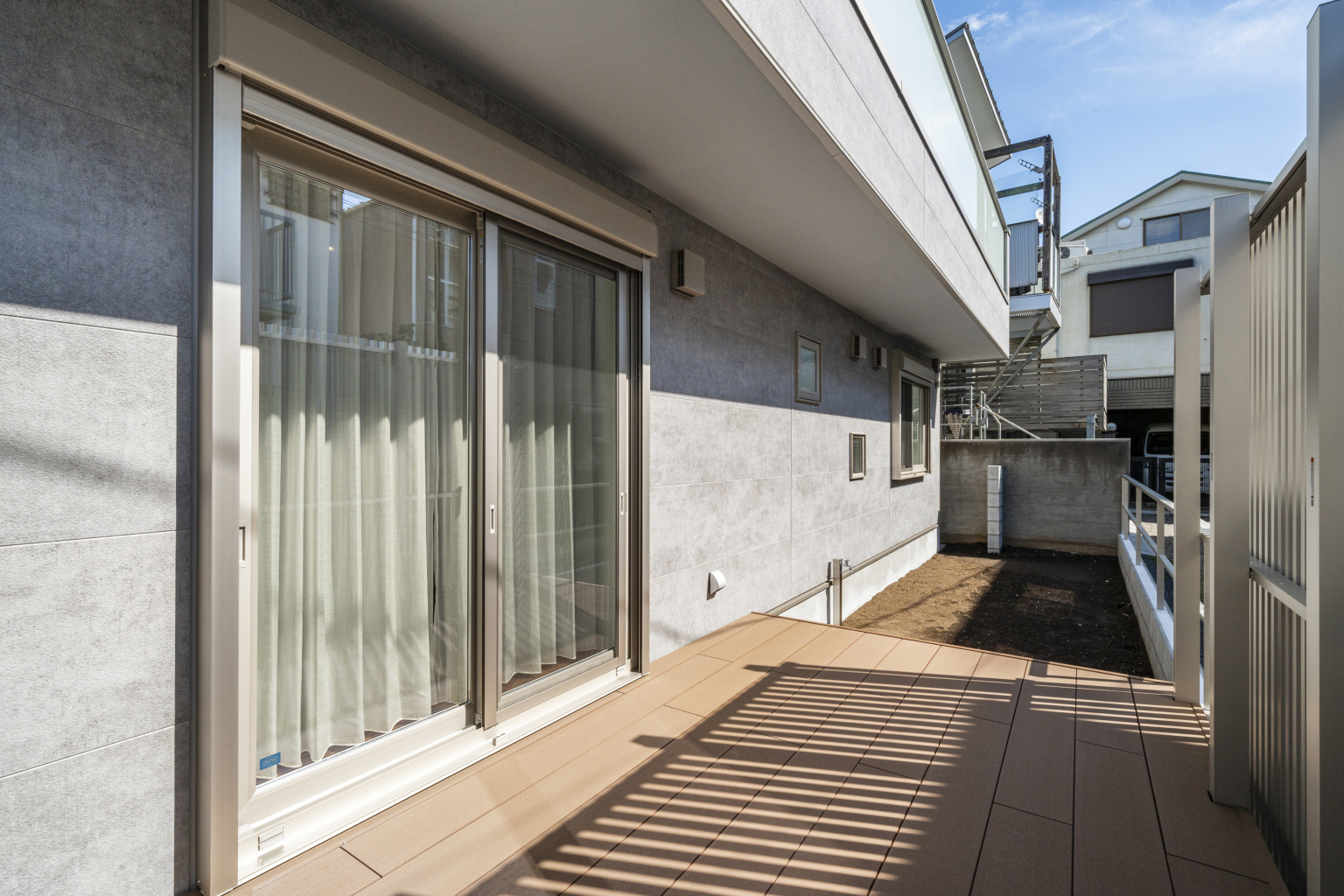 ゲストルームからつながるウッドデッキ