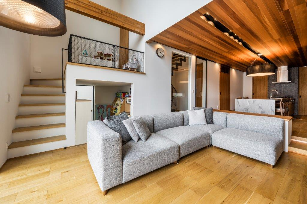 【神戸】スキップフロアで区切った吹き抜けのあるLDK