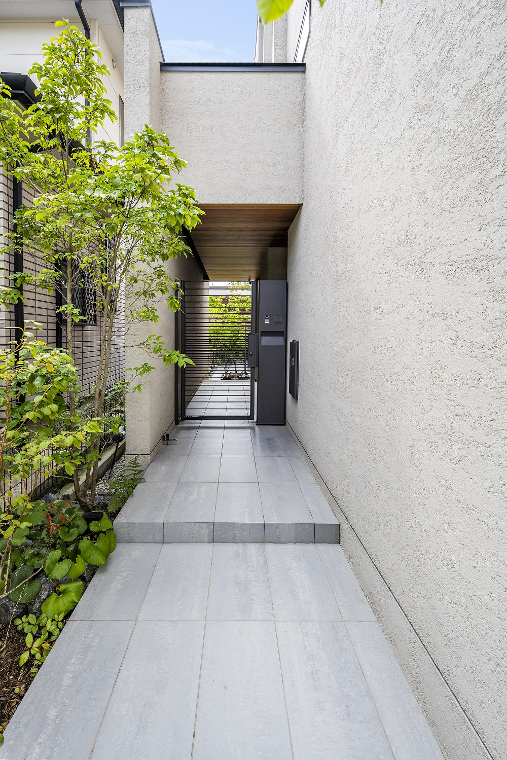 【神戸】門扉へと続く佇まいが美しい玄関アプローチ