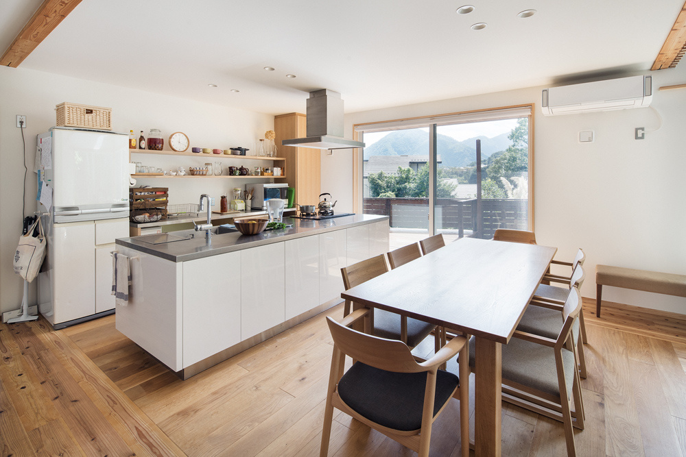 素材を揃えたダイニングキッチン