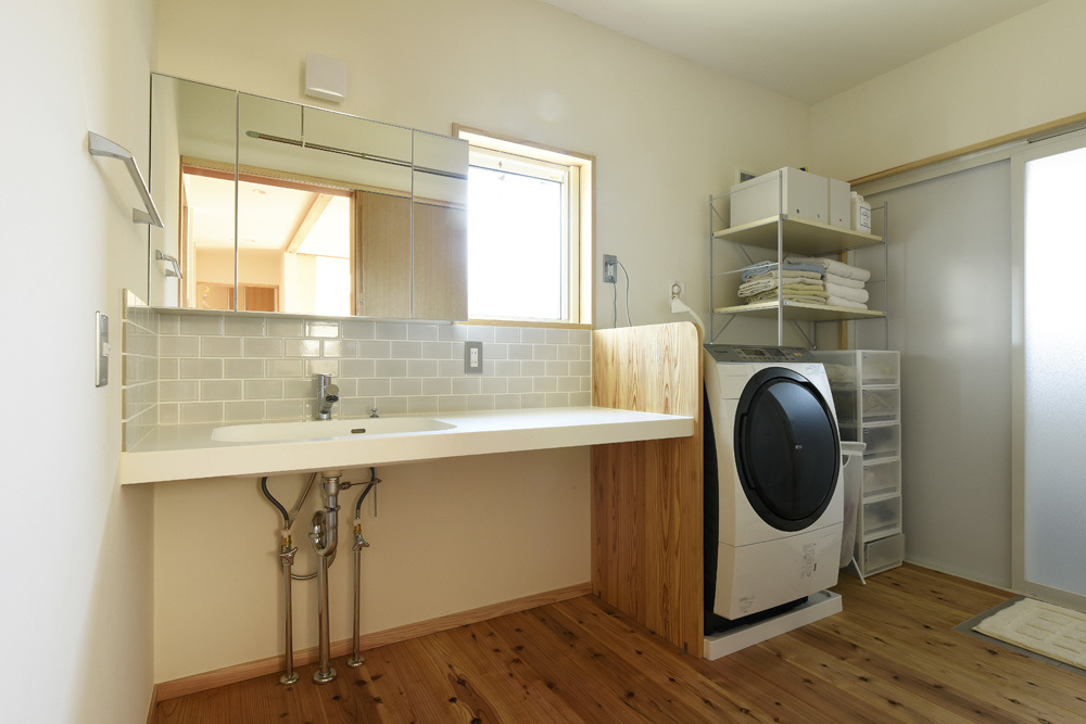 ゆとりある機能的な洗面脱衣室