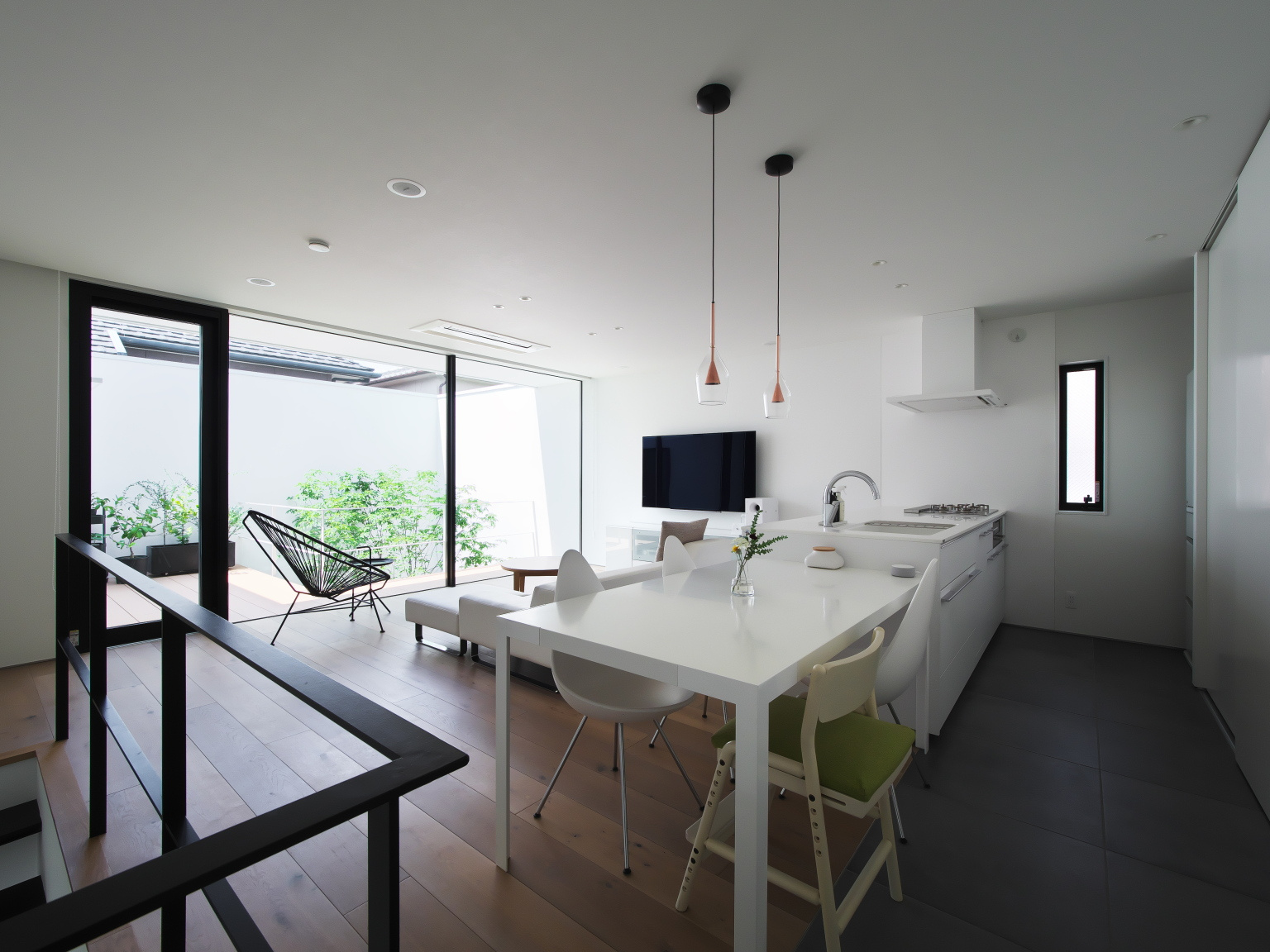 大開口と白が奥まで光を届けます