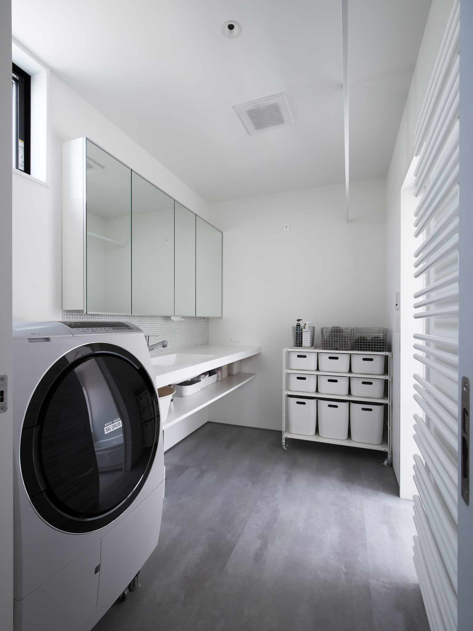 シンプルで明るいサニタリー