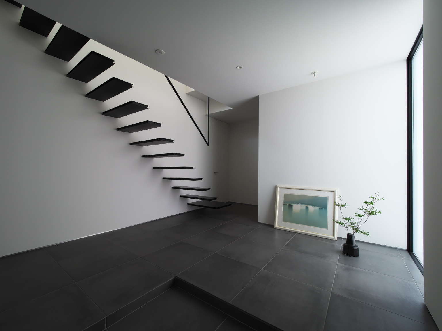 静かに迎え入れる玄関ホール