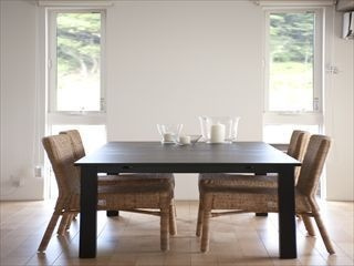 家具が映える、明るいダイニング