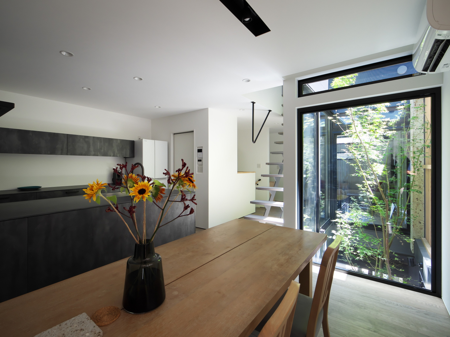 ダイニングからの　シンボルツリー