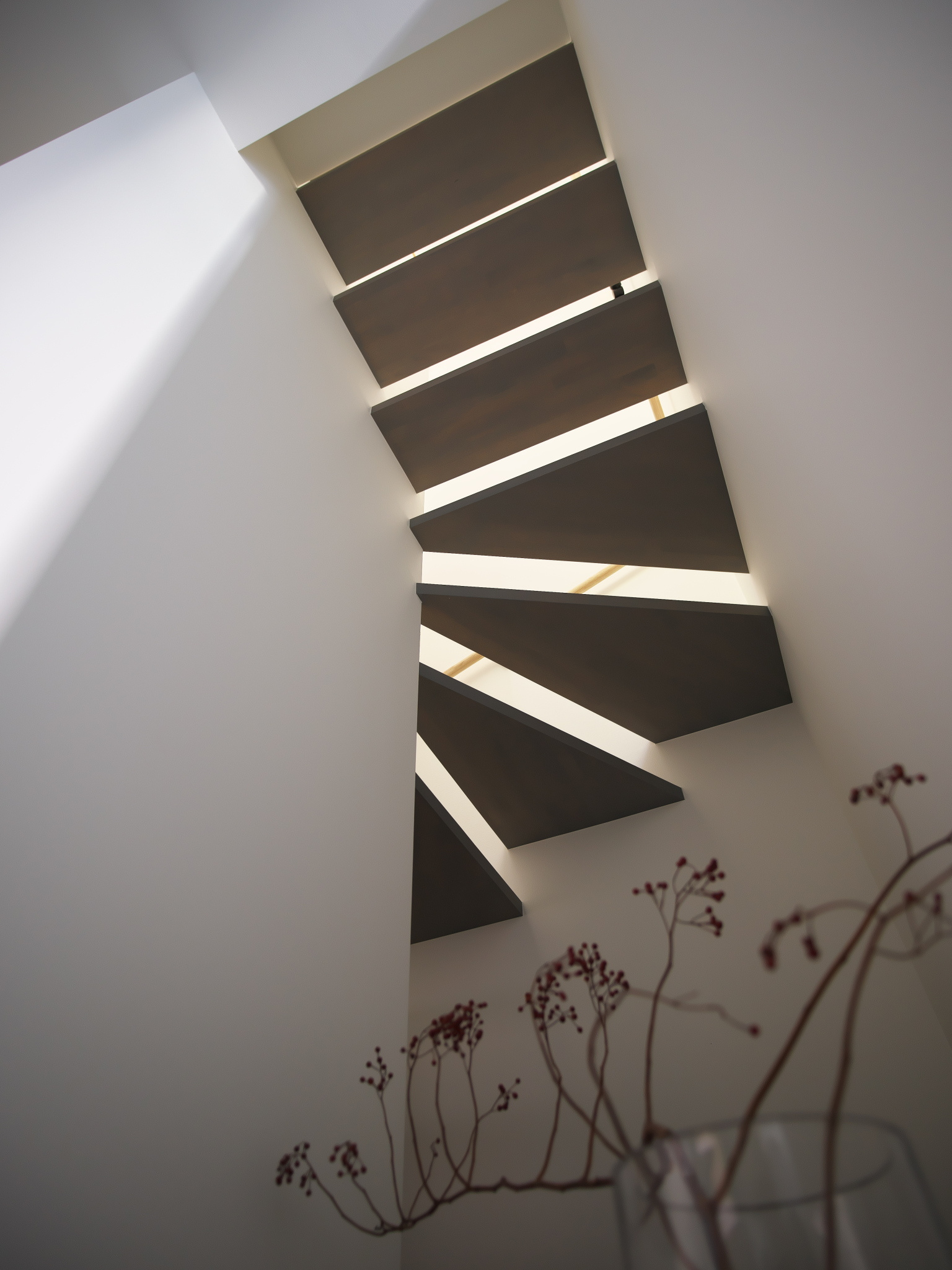 温かい光が落ちる　スケルトン階段