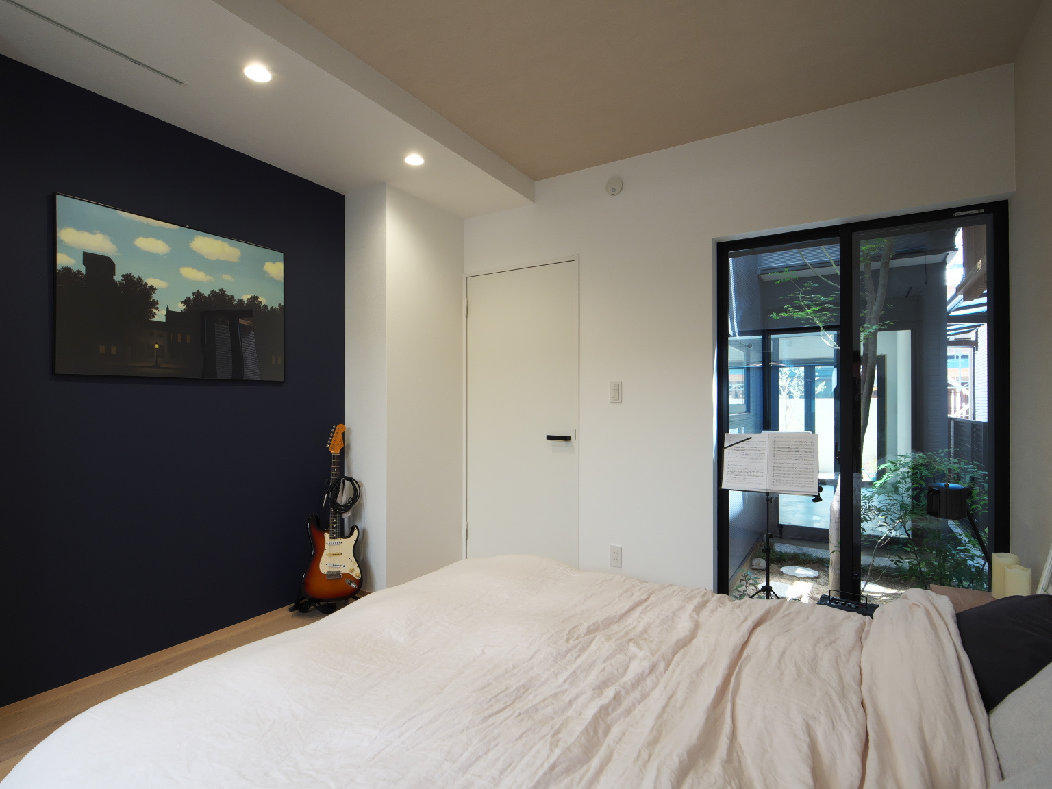 寝室は趣味の音楽を楽しむ部屋でもある