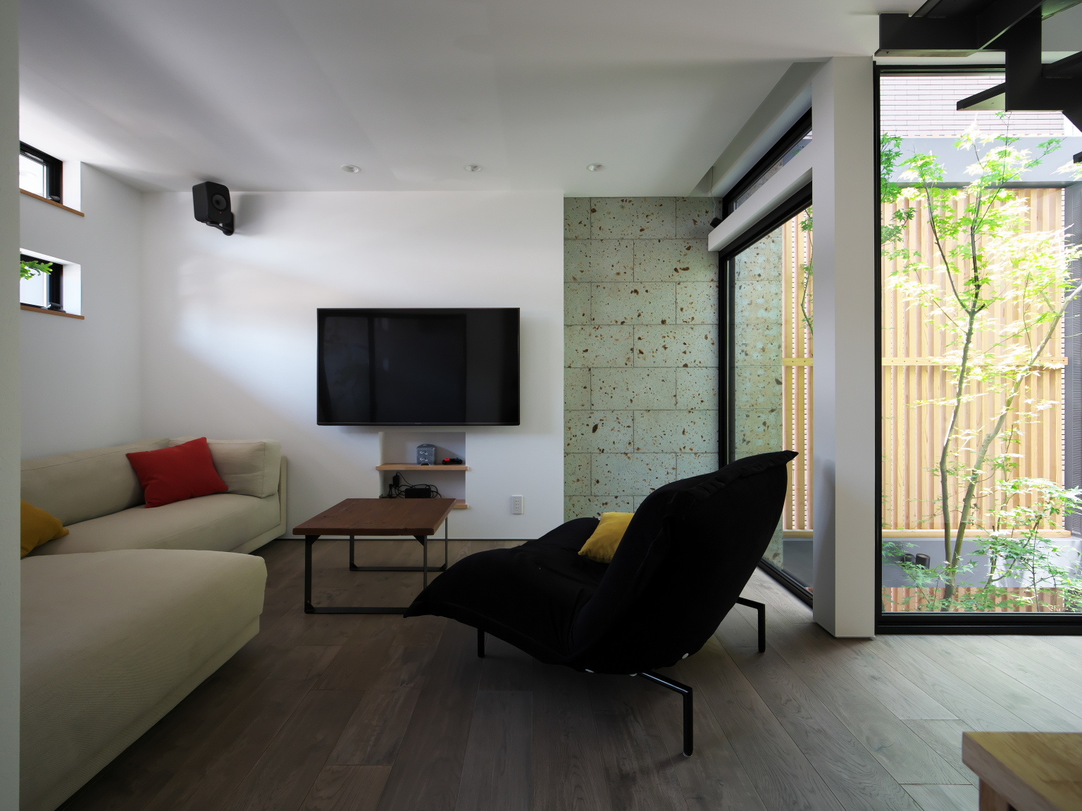 中庭とリビング