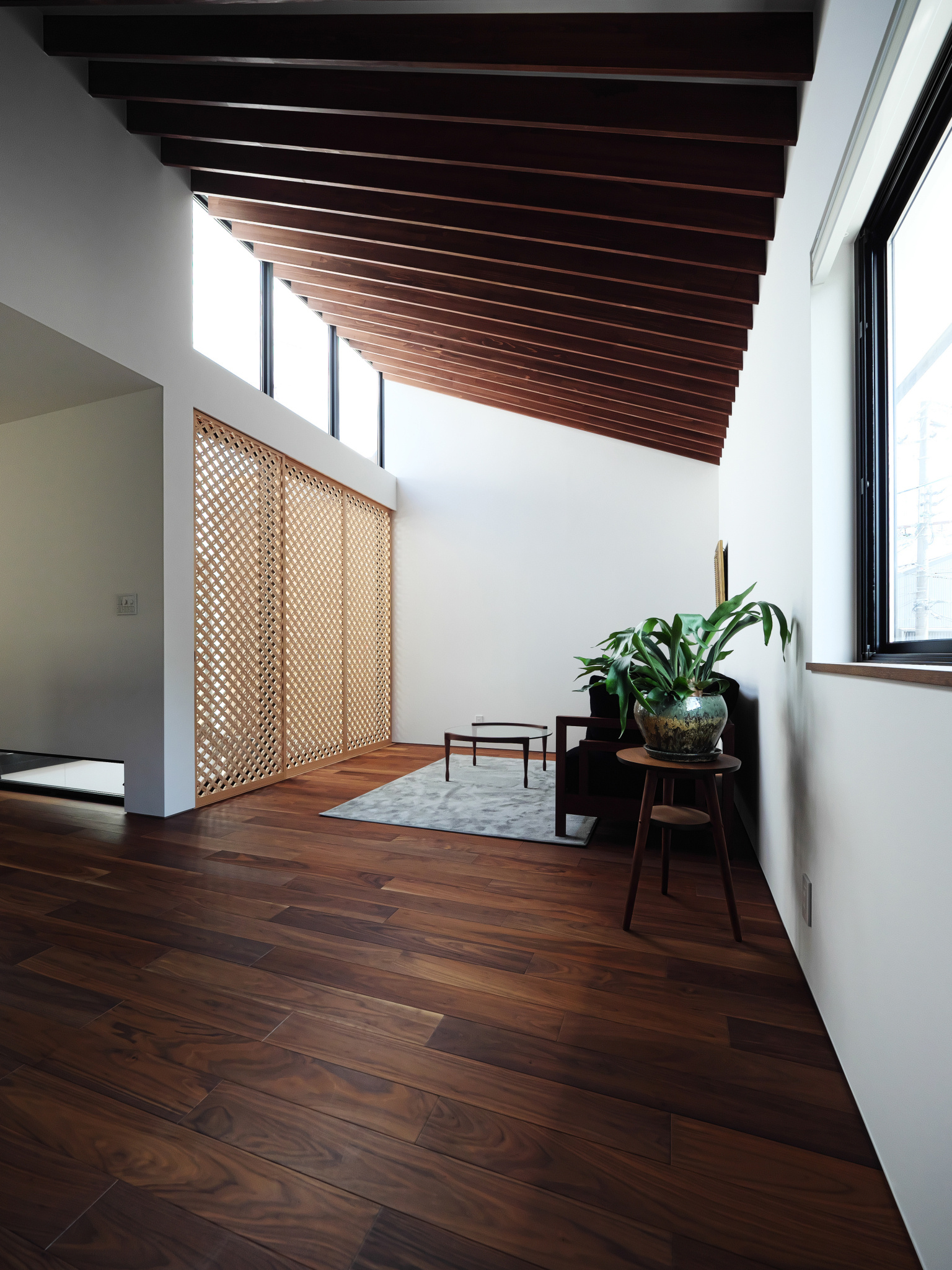 組子格子と天窓と飾り梁のリビング